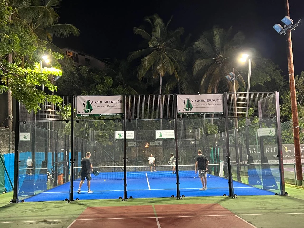 Photographie réelle du terrain pilote de l’Amical Tennis Club de Basse-Dufort, de nuit